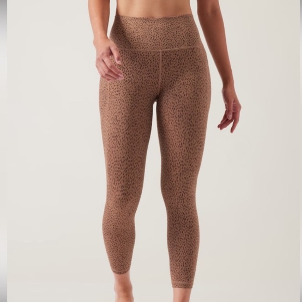 Athleta Salutation Stash Pocket II Printed 7/8‎ Tight Beige Leopard Size XS